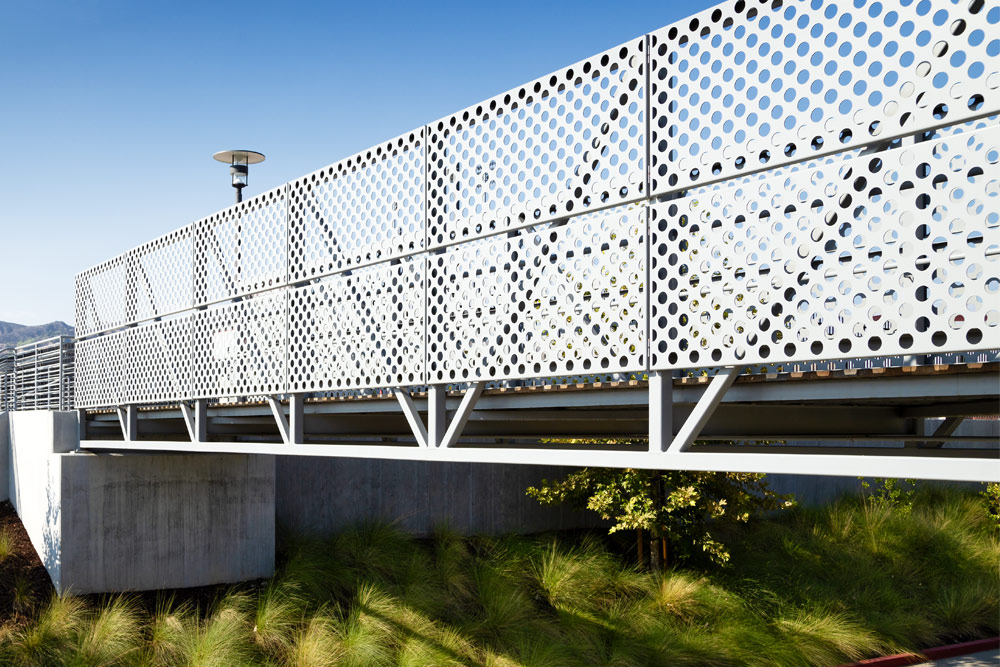 BOK Modern metal fence structure alongside bridge walkway